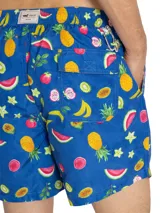 Short de baño celeste con estampado de caballitos de mar rosados. Tiene cintura elástica con cordón ajustable, bolsillos laterales y traseros.