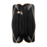 Billetera de mano Guess color negro con logo triangular dorado y diseño texturizado con el logo de la marca.