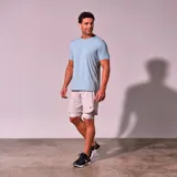 Remera deportiva azul de poliéster, con cuello redondo y logo estampado en el pecho.