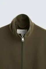 Sobrecamisa verde militar de tejido polar, corte regular fit, cuello alto, manga larga, bolsillos laterales y cierre frontal con cremallera.