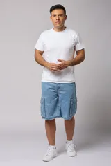 Bermuda de jean celeste con corte holgado y bolsillos cargo laterales.