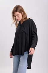Camisa negra de liocel con cuello clásico, cierre frontal con botones, manga larga y bolsillo de parche en el pecho.