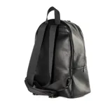 Mochila negra de símil cuero graneado, con acceso superior con cierre, bolsillo frontal con cierre, dos bolsillos internos abiertos y un bolsillo interno con cierre. Tiene correa regulable y herrajes plateados.