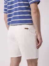 Bermuda blanca de algodón y elastano, con cintura tipo jogger.