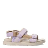 Sandalias deportivas negras con tiras ajustables de velcro y suela gruesa.