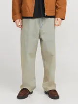 Jean de calce baggy con tiro alto, cierre con botones y silueta amplia. Confeccionado en denim de sarga con lavado stonewash.