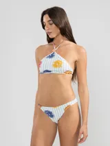 Top de bikini con estampado de flores y rayas verticales, estilo halter con tiras finas y charm floral en el centro.