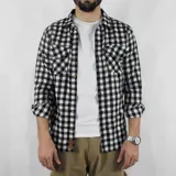 Camisa de viyela a cuadros en blanco y negro, con bolsillos en el pecho y corte clásico.