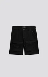 Bermuda negra de denim, corte oversize, estilo cargo con múltiples bolsillos y efecto de desgaste.