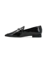 Zapato tipo mocasín plateado de cuero, con punta fina y detalle de cadena metálica plateada en el empeine.