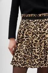 Minifalda marrón con estampado animal print, corte evasé y lazo en la cintura.