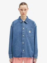 Camisa de denim azul de Carhartt WIP, de corte holgado, manga larga, cuello clásico y cierre frontal con botones. Tiene un bolsillo en el pecho con etiqueta con el logo de la marca.