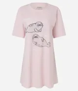 Camisón corto rosado de algodón con cuello redondo y mangas cortas. Estampado con dos focas y texto en portugués.