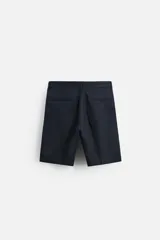 Bermuda azul marino de lino con corte regular, bolsillos frontales y traseros.