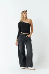 Pantalón de jean negro de tiro medio y corte wide leg.
