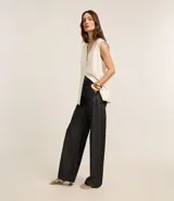 Chaleco largo color crema, con botones delanteros y lazo en la espalda.