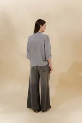 Pantalón de jean azul con corte sastrero de tiro medio bajo confeccionado en 100% algodón. Presenta cortes en los costados, dos bolsillos delanteros y dos traseros.