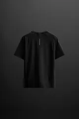Camiseta deportiva color verde oliva de tejido ligero y elástico, con cuello redondo, manga corta y logo estampado en el bajo. Zara Athleticz.