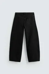 Pantalón de jean negro de corte amplio, estilo balloon fit, con cinco bolsillos y cierre frontal con botones.