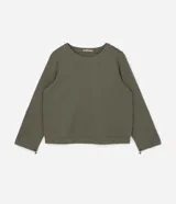 Blusa verde militar en suedine texturizada, con cuello redondo, manga larga con recortes y tiradores en los puños.