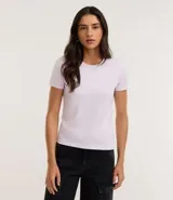 Remera básica de media malla color lila, con cuello redondo y manga corta.