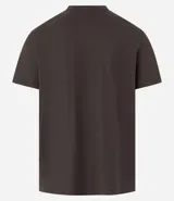Remera marrón de algodón peruano, corte comfort, cuello redondo y mangas cortas. Estampa con la frase "UNMATCHED PERFORMANCE" en color rosa.