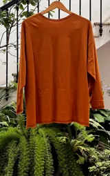 Remerón oversize con tajos a los costados, confeccionado en algodón color blanco.