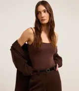 Musculosa blanca de poliamida con breteles finos y escote redondo.