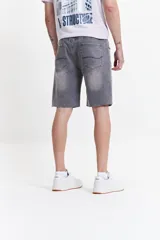 Bermuda de jean celeste con corte relaxed, basta desflecada, pasacintos y confección 100% algodón.