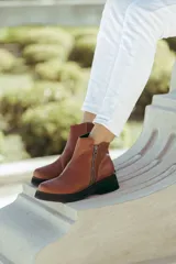 Bota negra de cuero con cierre lateral y taco de 4 cm, diseño cómodo y clásico.