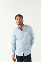 Camisa de hombre a rayas verticales azules y blancas, corte slim fit, con logo bordado en el pecho.