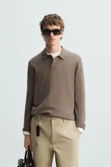 Polo manga larga color marrón, de punto tejido en hilatura italiana, corte regular fit, cuello solapa con cierre frontal de botonadura y acabados en rib.