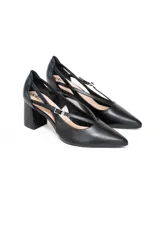 Zapato de tacón negro de charol con punta fina, tiras delgadas entrecruzadas sobre el empeine y hebilla plateada lateral. Tacón de bloque texturizado.