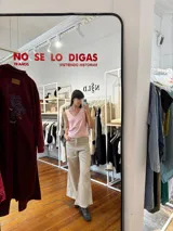 Musculosa color beige de lino y algodón, con escote en V.