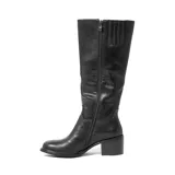 Bota negra de cuero con caña alta y taco cuadrado.