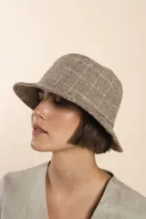 Sombrero tipo bucket de lana color beige con diseño de espiga.