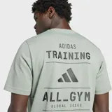 Remera de entrenamiento verde con logo Adidas negro en el pecho y estampado con texto en la espalda.
