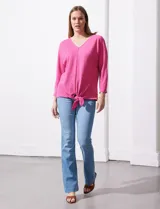 Blusa rosa con escote en V, mangas 3/4 japonesas y nudo en el ruedo.
