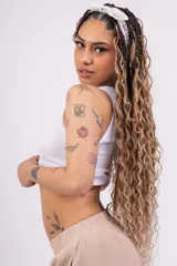 Top corto color marrón topo, de corte ajustado y breteles anchos.