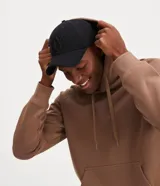 Gorra negra de algodón con visera curva y bordado frontal con las letras 'NY'.