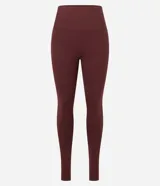 Conjunto deportivo color marrón compuesto por un top de breteles anchos y calzas largas de cintura alta.
