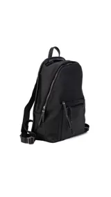 Mochila negra de tela impermeable con detalles en cuero sintético. Tiene un compartimento principal con cierre, un bolsillo frontal con cierre y un compartimento interno para notebook de 15 pulgadas.
