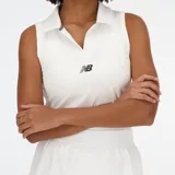 Musculosa deportiva New Balance color blanco, con cuello polo, sin mangas y logo bordado en el pecho.