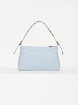 Cartera tipo baguette color celeste, confeccionada en cuero vacuno flor. Incluye correa regulable en combinación de cuero y pelo vacuno, con hebillas metálicas personalizadas.
