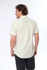Camisa azul marino lisa de manga corta con cuello abotonado, cierre frontal con botones y bolsillo en el pecho. Confeccionada en algodón.