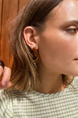 Aros colgantes de resina color ámbar con forma de medialuna.