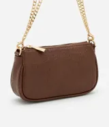 Cartera baguette color marrón con textura croco, asa corta y cadena larga dorada.