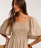 Vestido long midi con escote cuadrado, manga corta, detalle de elástico en el busto y bajo con recorte.
