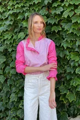 Blusa rosada con mangas largas, cuello con volados y estampado de líneas verticales.