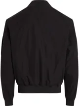 Campera bomber Calvin Klein negra, de corte regular, con cuello, puños y bajo de punto de canalé. Cierre frontal con cremallera, bolsillo con cremallera en la manga izquierda y bolsillos de hendidura en la cintura. Forro de malla e insignia con el logo de goma de Calvin Klein en la manga.